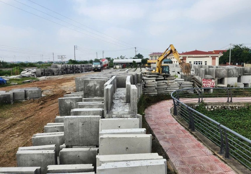 Trong khi chờ nhận được mặt bằng, các nhà thầu thi công cải tạo, mở rộng Quốc lộ 2 tập trung đúc các cấu kiện bê tông để có sản lượng và khối lượng giải ngân. (Ảnh chụp vào ngày 25/11/2025).