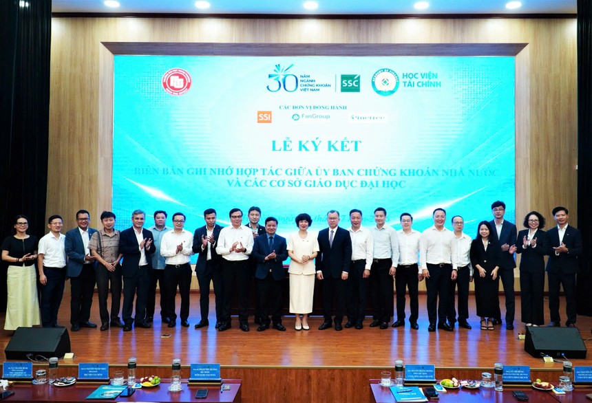 Pinetree cùng với SSI, FiinGroup và lãnh đạo cấp cao của UBCKNN tại lễ ký kết MOU ngày 08/7 giữa UBCK và Đại học Ngoại Thương, Học viện Tài chính.