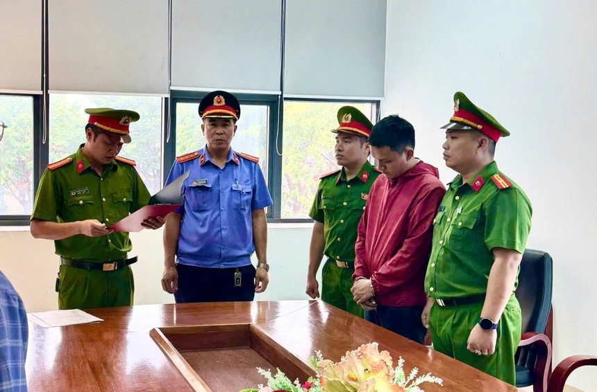Cơ quan cảnh sát điều tra tống đạt quyết định bắt bị can để tạm giam đối với Lê Văn Thành (áo đỏ). Ảnh: CA Quảng Trị