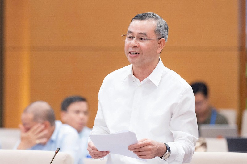 Bộ trưởng Bộ Tài chính Ngô Văn Tuấn trình bày tờ trình dự án luật.