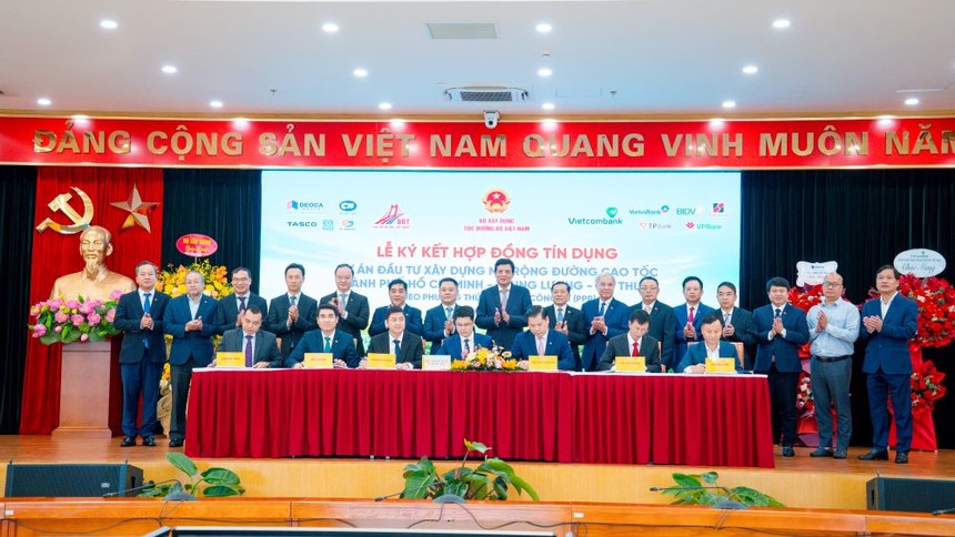 Quang cảnh lễ ký kết hợp đồng tín dụng cho Dự án 