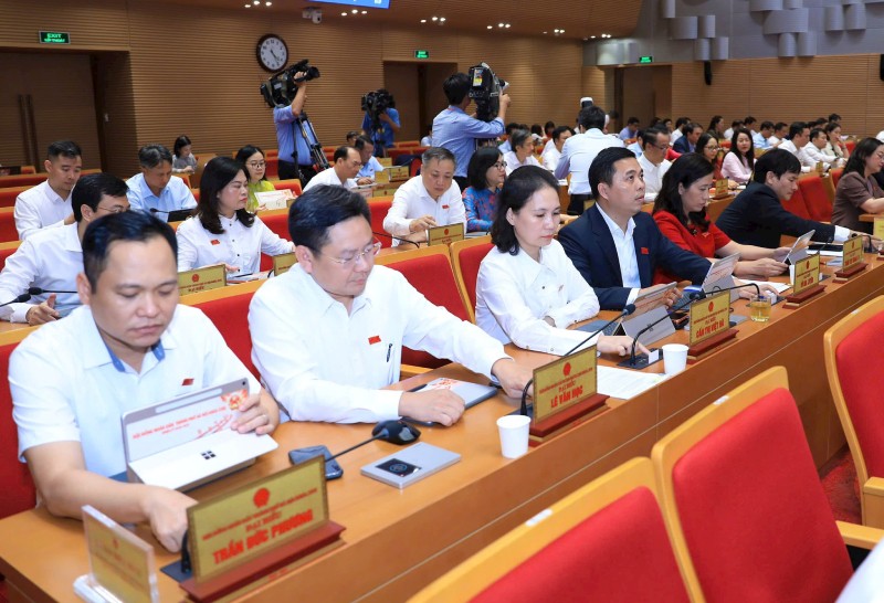 Các đại biểu HĐND TP. Hà Nội bấm nút thông qua Nghị quyết. Ảnh: Thành Thái.
