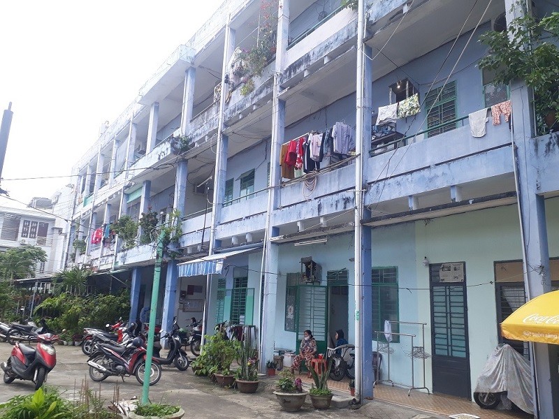 Khu chung cư Lâm đặc sản Hòa Cường đã xuống cấp nghiêm trọng, cần phải giải tỏa, di dời các hộ dân. Ảnh: Hoàng Anh