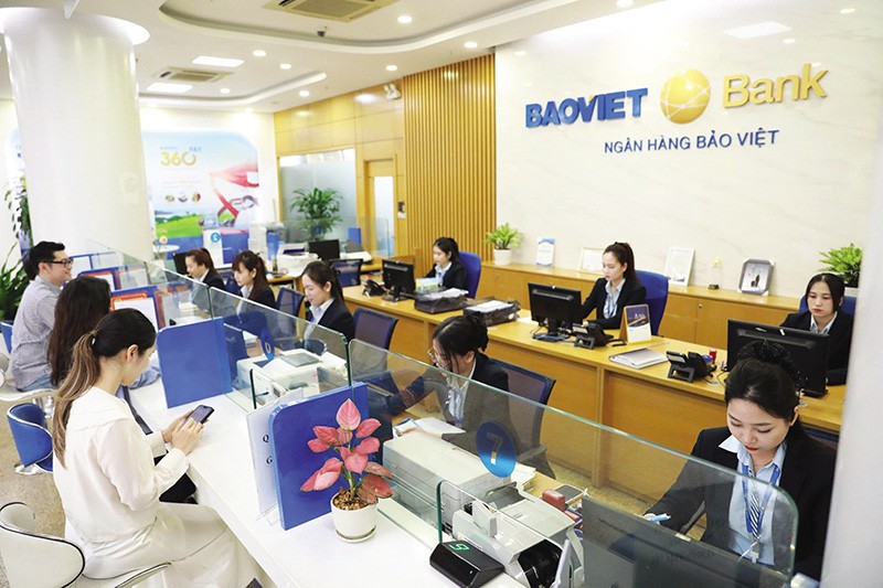 Người dân cần cảnh giác với lời chào mời gửi tiền lãi suất cao, nên đến tận quầy giao dịch cho chắc chắn. Ảnh: Đức Thanh