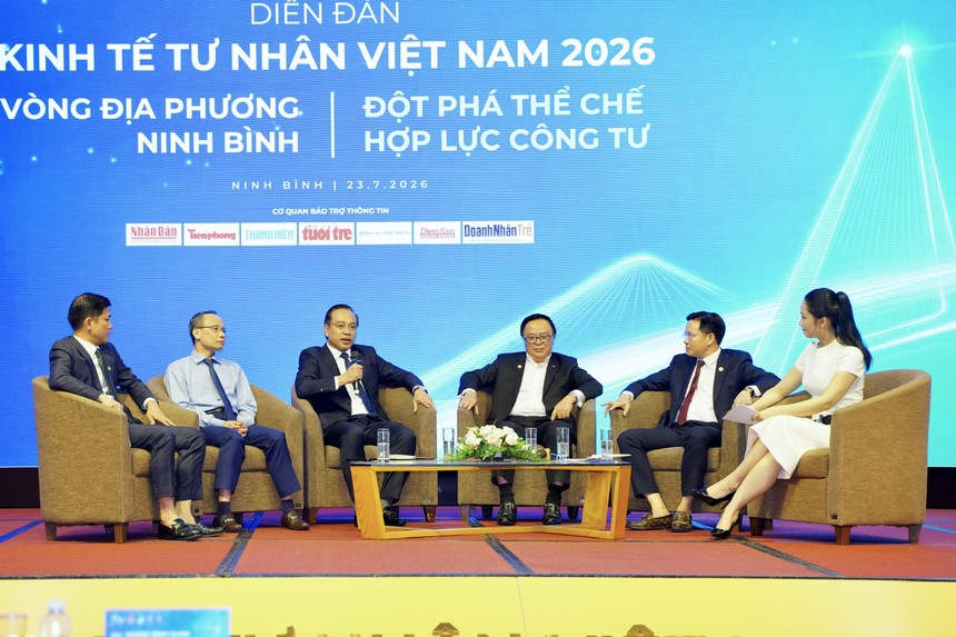 Phó chủ tịch UBND tỉnh Đặng Thanh Sơn trao đổi với doanh nghiệp tại Phiên đối thoại tỉnh Ninh Bình của VPSF 2026.