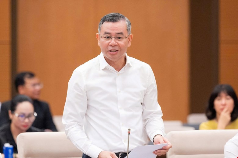 Bộ trưởng Bộ Tài chính Ngô Văn Tuấn trình bày tờ trình. 