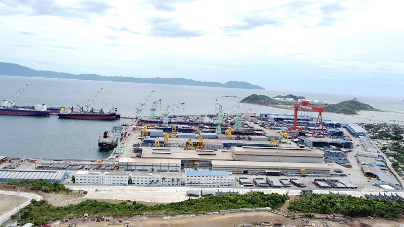 Khánh Hòa định hướng tập trung nguồn lực đầu tư các khu bến cảng trọng điểm, thu hút nhà đầu tư chiến lược, đẩy mạnh chuyển đổi số và đáp ứng các tiêu chuẩn “cảng xanh”, “cảng thông minh”. Trong ảnh là Khu kinh tế Vân Phong. Ảnh: Linh Đan