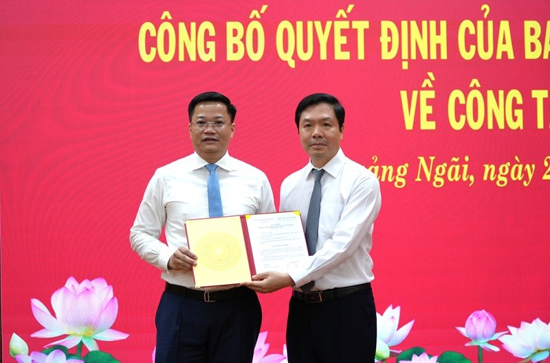 Phó Trưởng Ban Tổ chức Trung ương Trịnh Mạnh Linh (phải) trao quyết định của Ban Bí thư cho ông Nguyễn Đức Tâm. 