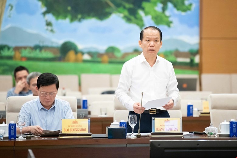 Bộ trưởng Bộ Tư pháp Hoàng Thanh Tùng trình bày tờ trình. Ảnh: QH. 