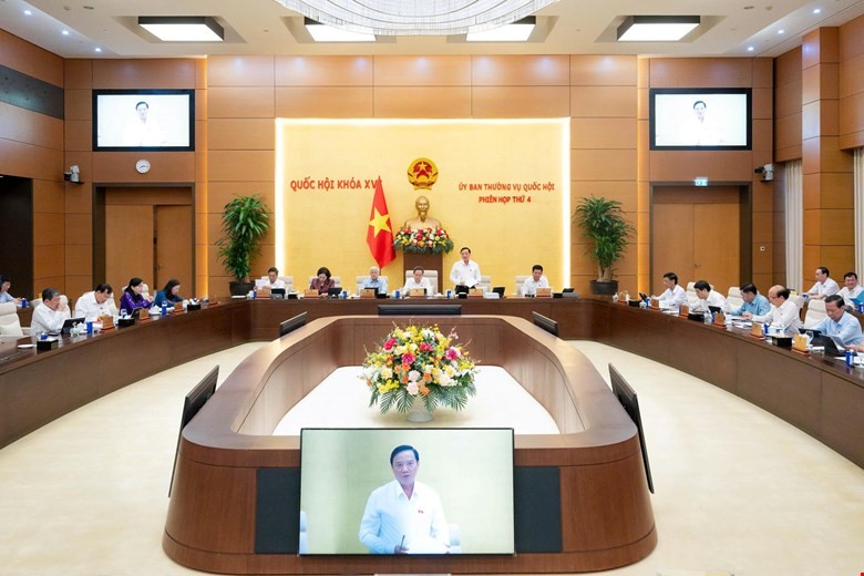 Phó chủ tịch Quốc hội Nguyễn Khắc Định điều hành phiên thảo luận. Ảnh: QH.