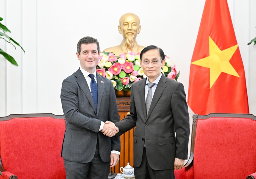 Uỷ viên Bộ Chính trị, Bộ trưởng Bộ Ngoại giao Lê Hoài Trung (phải) tiếp Thứ trưởng Ngoại giao Panama trước phiên tham khảo chính trị. Ảnh: Nguyễn Hồng.