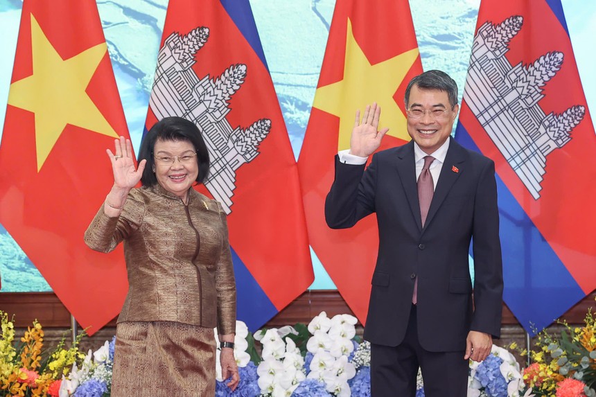 Thủ tướng Chính phủ Lê Minh Hưng nhiệt liệt chào mừng Chủ tịch Quốc hội Khuon Sudary. Ảnh: Đức Thanh.
