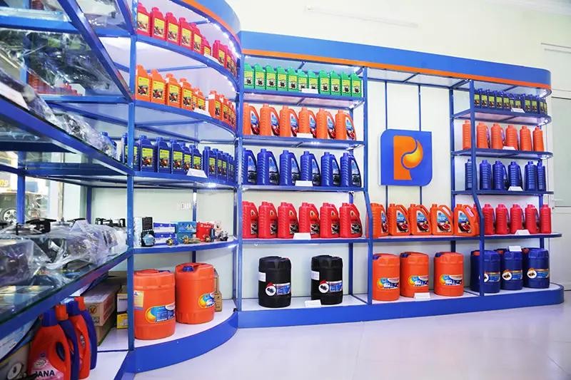 Một góc trưng bày các mặt hàng tại cửa hàng xăng dầu Petrolimex