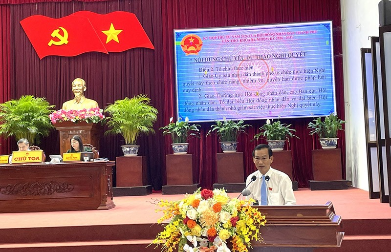 Giám đốc Sở Tài chính TP. Cần Thơ Lê Thanh Tâm trình bày dự thảo Nghị quyết về dự kiến kế hoạch đầu tư công TP. Cần Thơ năm 2027 tại kỳ họp. 