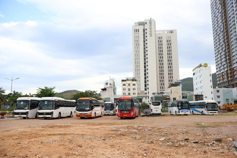 Để phục vụ Năm du lịch Quốc gia 2026, UBND phường Quy Nhơn Nam triển khai quản lý bãi đậu xe miễn phí từ 16 chỗ trở lên tại khu đất K200. Ảnh: UBND phường Quy Nhơn Nam.