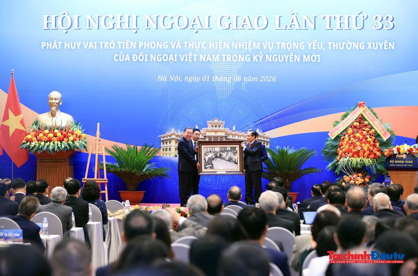 Tổng Bí thư, Chủ tịch nước Tô Lâm tặng quà Bộ Ngoại giao. Ảnh: Đức Thanh
