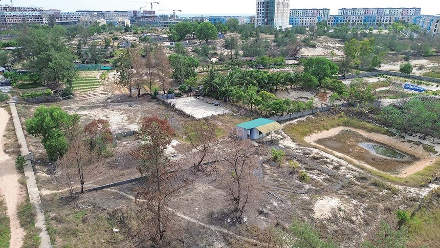 Mặt bằng Dự án Khu đô thị Bảo Ninh 3 đang ngổn ngang công trình lán trại, nhà cửa, ao vườn của các hộ dân (Ảnh: P.V)