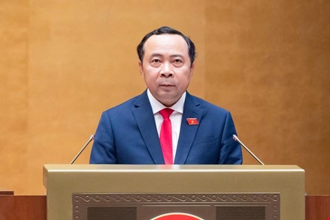 Bộ trưởng Khoa học và Công nghệ Vũ Hải Quân trình bày tờ trình. 