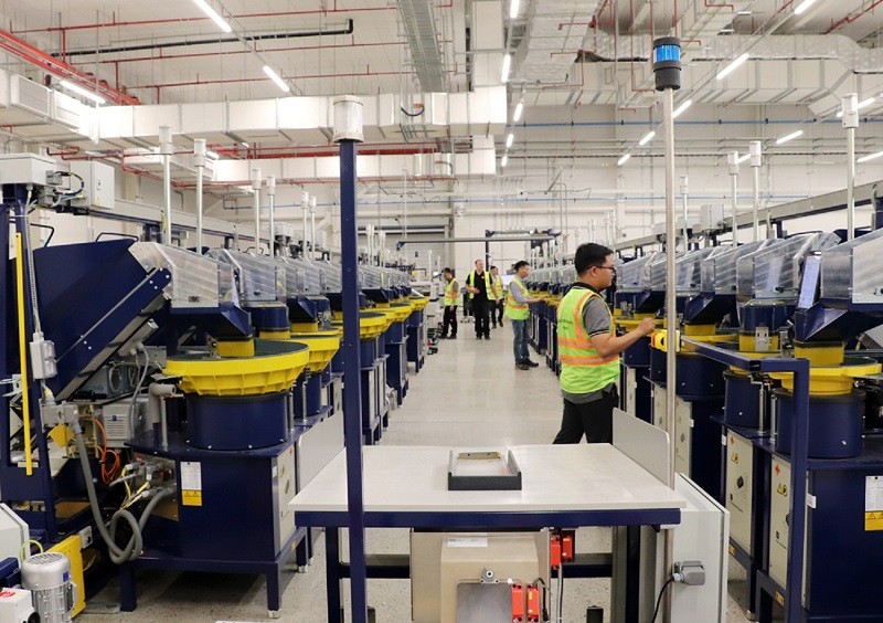 Công nhân vận hành dây chuyền sản xuất tại nhà máy của Tập đoàn Lego ở TP.HCM. Ảnh: L.M
