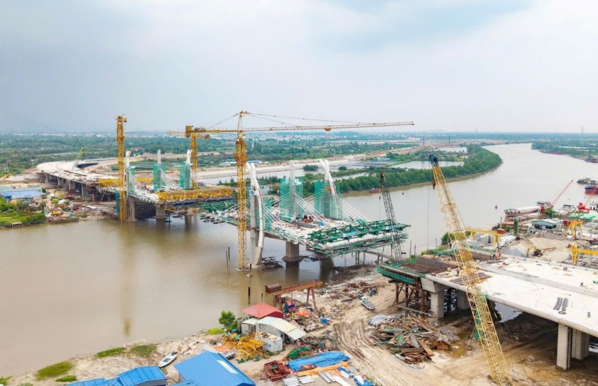 Thi công cầu Hải Thành vượt sông Lạch Tray thuộc Dự án đường Vành đai 2 đoạn Tân Vũ - Hưng Đạo- đường Bùi Viện. Ảnh: Lê Dũng