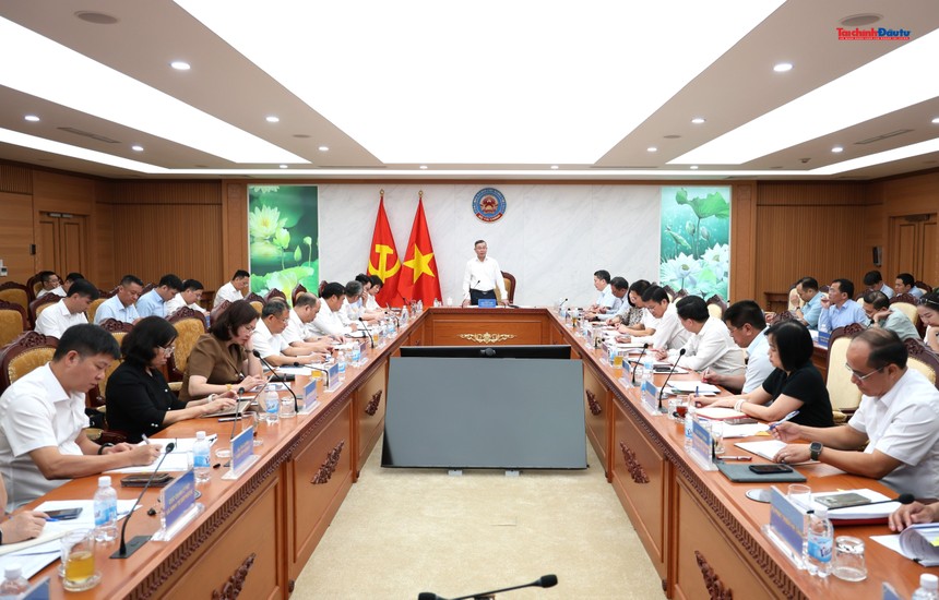 Bộ trưởng Bộ Tài chính Ngô Văn Tuấn chủ trì cuộc họp giao ban 7 tháng đầu năm diễn ra sáng 7/8. Ảnh: Mạnh Tuấn.