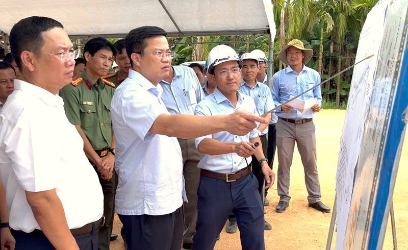 Đoàn công tác UBND tỉnh Quảng Ngãi kiểm tra Dự án Đường nối từ cầu Thạch Bích - Tịnh Phong vào chiều ngày 8/8.