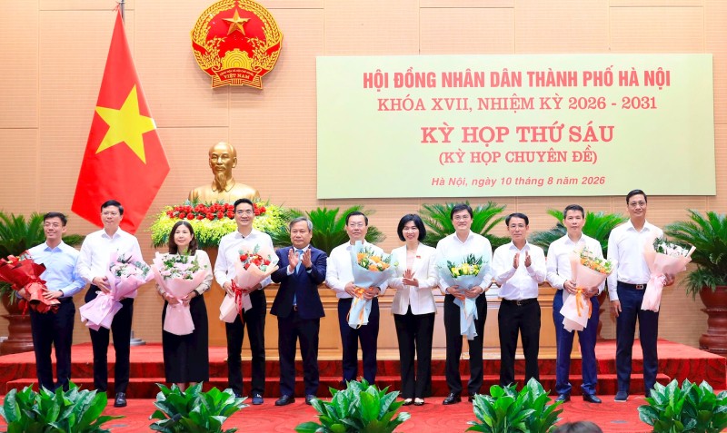 Lãnh đạo TP. Hà Nội tặng hoa các đồng chí trong danh sách miễn nhiệm Ủy viên UBND TP. Hà Nội. Ảnh: Thành Thái.