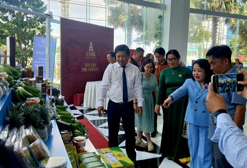 Lãnh đạo tỉnh Đắk Lắk tham quan, tìm hiểu các mô hình sản xuất, kinh doanh trên địa bàn tỉnh.