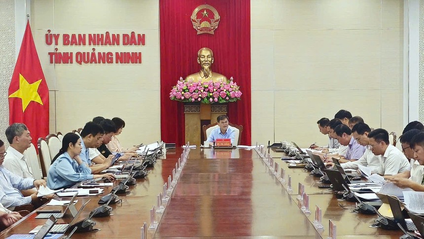 Ông Bùi Văn Khắng, Chủ tịch UBND tỉnh Quảng Ninh yêu cầu các ngành, địa phương bám sát kịch bản tăng trưởng. Ảnh: Quốc Thắng - QMG