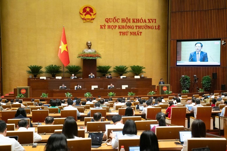 Quốc hội nghe Phó thủ tướng Hồ Quốc Dũng báo cáo tiếp thu, giải trình - Ảnh: QH. 