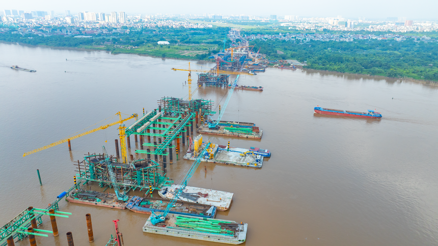 Toàn cảnh công trường Cầu Trần Hưng Đạo, nhiều mũi thi công đang được triển khai đồng loạt trên bờ và giữa sông Hồng.