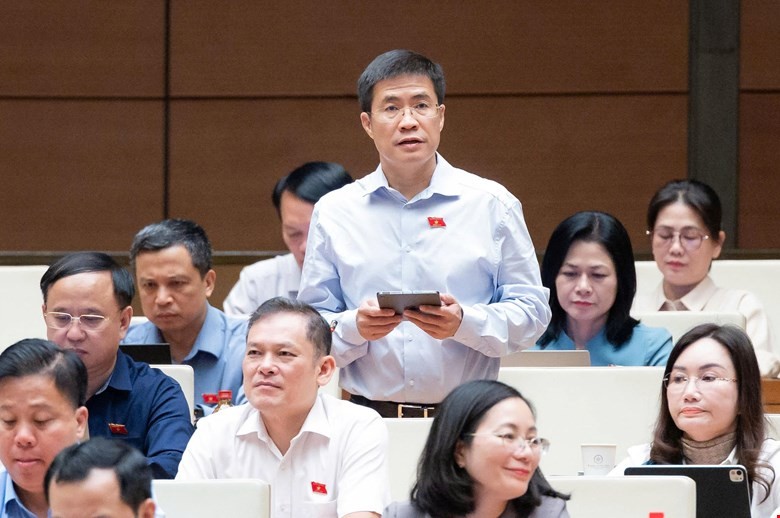 Đại biểu Hoàng Minh Hiếu phát biểu tại hội trường - Ảnh: QH