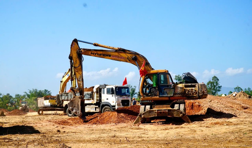 Thi công Dự án cao tốc Quy Nhơn - Pleiku. (ảnh: VGP).