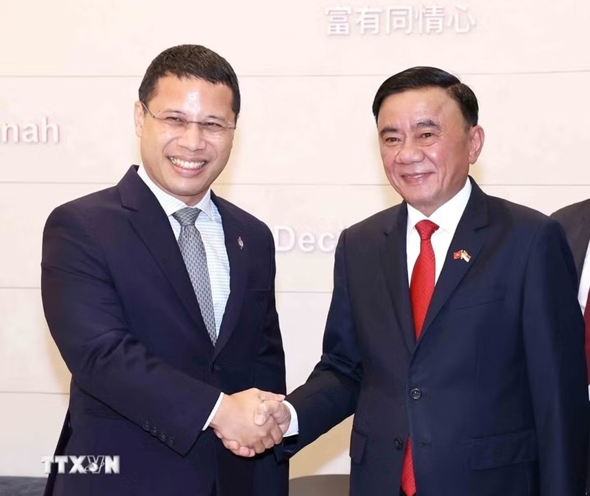 Ủy viên Bộ Chính trị, Thường trực Ban Bí thư Trần Cẩm Tú gặp Chủ tịch Đảng Hành động Nhân dân Singapore, Bộ trưởng Bộ Giáo dục Singapore Desmond Lee. Ảnh: TTXVN.