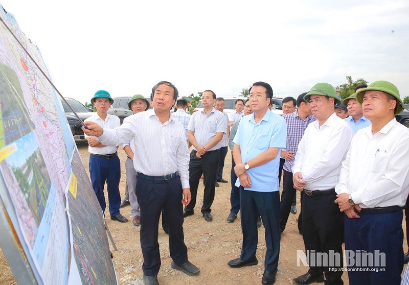 Chủ tịch UBND tỉnh Nguyễn Thanh Bình cùng Đoàn kiểm tra dự án Xây dựng tuyến đường kết nối liên vùng giữa Nam đồng bằng sông Hồng với vùng núi Tây Bắc và vùng duyên hải Bắc Trung Bộ (nguồn ảnh: Báo Ninh Bình)