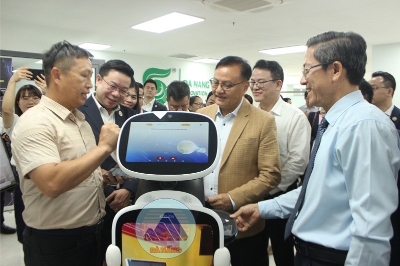 Đoàn công tác Cộng hòa Dân chủ Nhân dân Lào tìm hiểu về chuyển đổi số, vi mạch bán dẫn và trí tuệ nhân tạo tại thành phố Đà Nẵng. Ảnh: Mai Chi 
