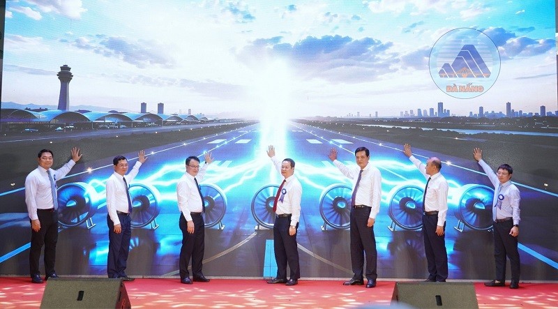 Các đại biểu thực hiện nghi thức khởi động các dự án mở rộng, cải tạo Cảng hàng không quốc tế Đà Nẵng. Ảnh: Văn Toàn