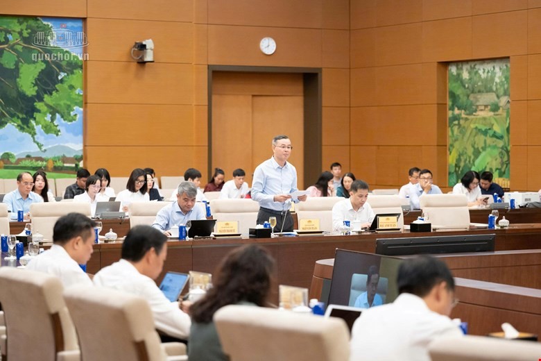 Bộ trưởng Bộ Tài chính Ngô Văn Tuấn báo cáo tại phiên họp - Ảnh: QH. 
