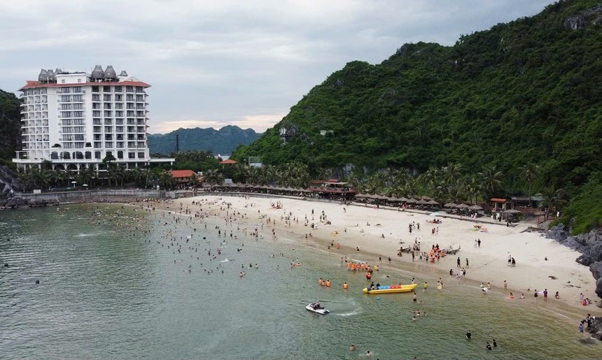 Du khách trải nghiệm tại Cát Bà trong kỳ nghỉ lễ. Ảnh: Nguyễn Hoàn