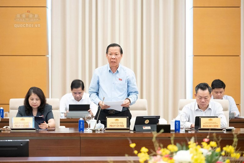 Chủ nhiệm Ủy ban Kinh tế và Tài chính Phan Văn Mãi trình bày báo cáo thẩm tra - Ảnh: QH 