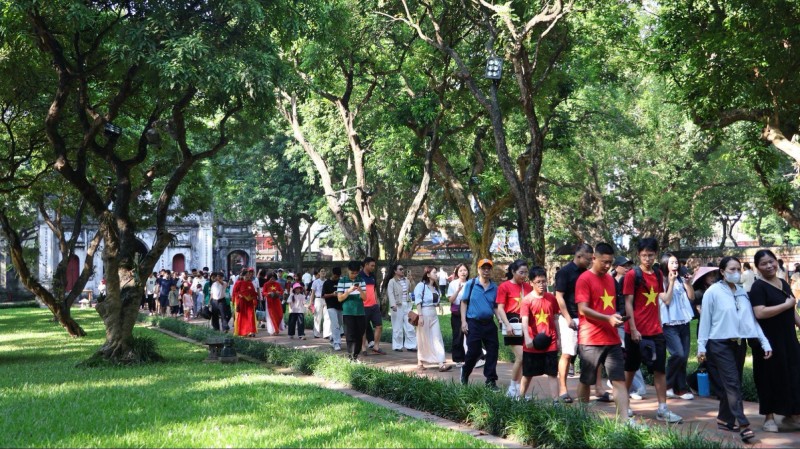 Đông đảo người dân và du khách khám phá, trải nghiệm tại Văn Miếu - Quốc Tử Giám, Hà Nội dịp nghỉ lễ Quốc khánh 2/9.