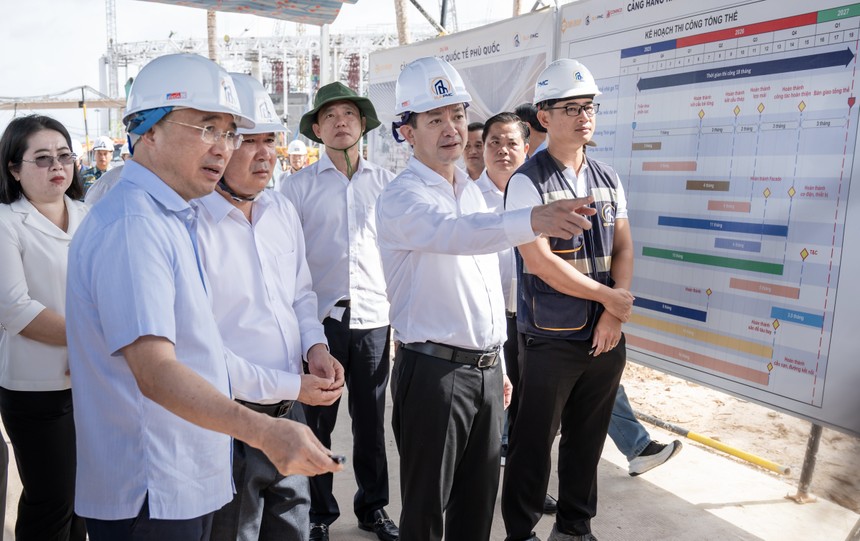 Bí thư Tỉnh ủy Lê Quang Tùng (đứng thứ 2 từ phải qua) cùng đoàn công tác nghe báo cáo tiến độ dự án đầu tư mở rộng Cảng hàng không quốc tế Phú Quốc. Ảnh: TDC