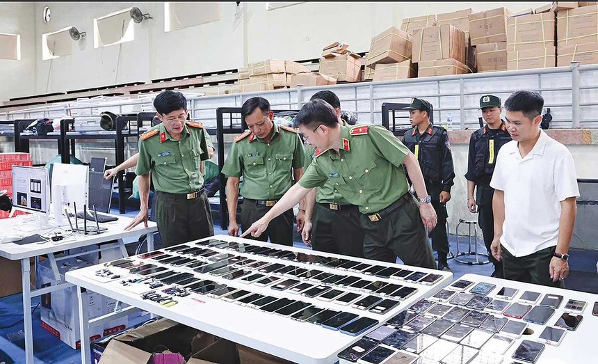 Công an tỉnh Phú Thọ thu giữ hàng trăm điện thoại di động, hàng chục USB lưu trữ dữ liệu của các đối tượng trong đường dây lừa đảo xuyên quốc gia bị triệt phá (Ảnh: Công an tỉnh Phú Thọ)