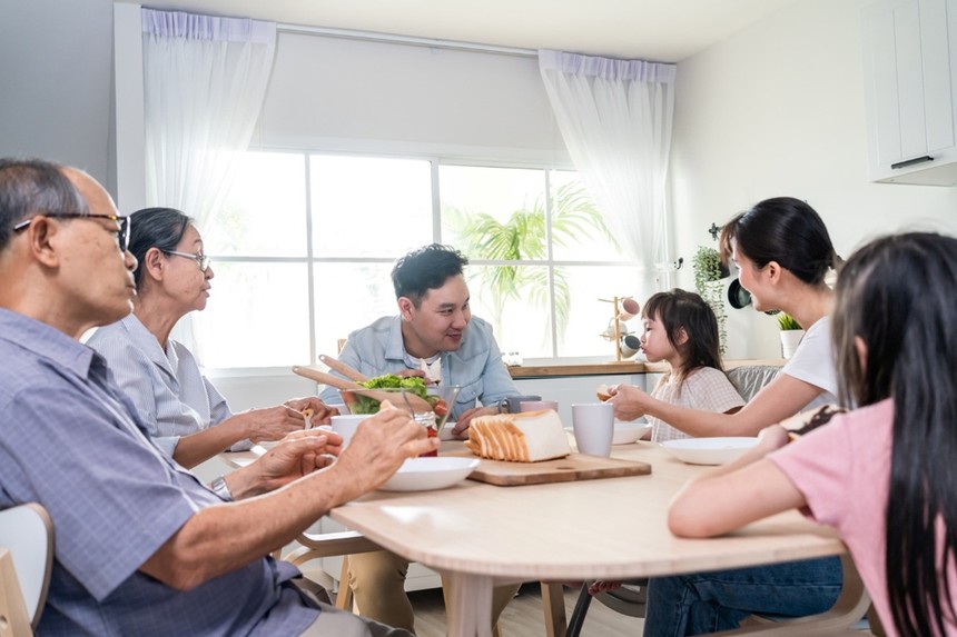 Nhiều người Việt hướng đến tuổi hưu trí độc lập và tự chủ hơn, thay vì phụ thuộc vào con cái như trước đây. Ảnh Hằng Hà.