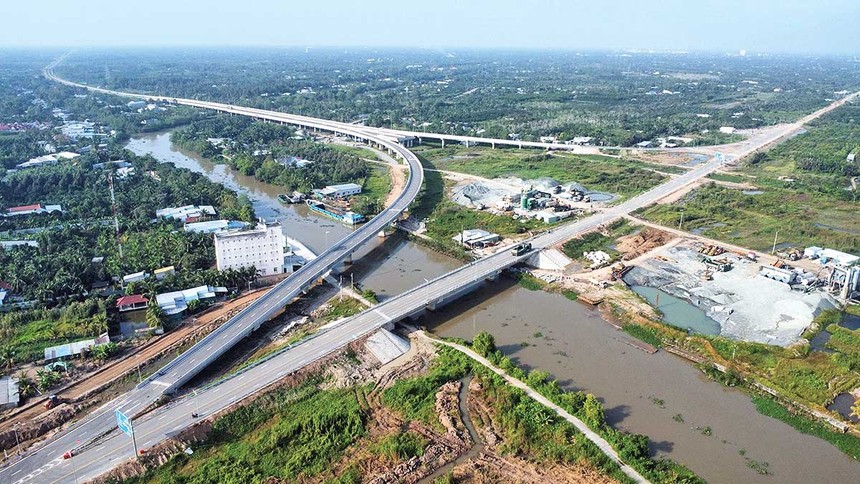 Hạ tầng giao thông đa phương thức sẽ tạo dư địa tăng trưởng mới cho Cần Thơ. Trong ảnh: Cao tốc Cần Thơ - Cà Mau (Ảnh: Trung Chánh)