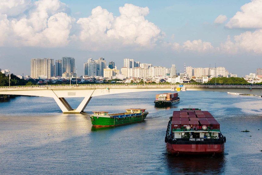Chính sách nhằm khuyến khích đầu tư hạ tầng đường thủy, phát triển vận tải hàng hóa bằng đường thủy và thúc đẩy hàng trung chuyển quốc tế. Ảnh: Lê Toàn.
