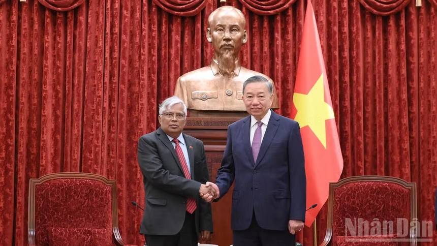 Tổng Bí thư, Chủ tịch nước Tô Lâm và Đại sứ Bangladesh Mohammad Lutfor Rahman. Ảnh: Đăng Khoa/BND.