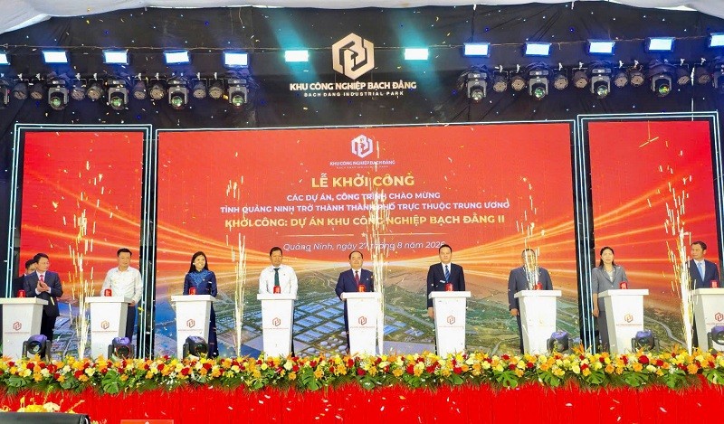 Cùng với hoàn thiện thủ tục đầu tư và chuẩn bị quỹ đất sạch, TP. Quảng Ninh đang tiếp tục đầu tư hạ tầng khu công nghiệp, khu kinh tế. Ảnh T.T