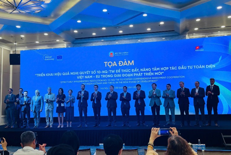 Thứ trưởng Bộ Tài chính Cao Anh Tuấn (đứng giữa) cùng chụp ảnh với các diễn giả tham dự Tọa đàm
