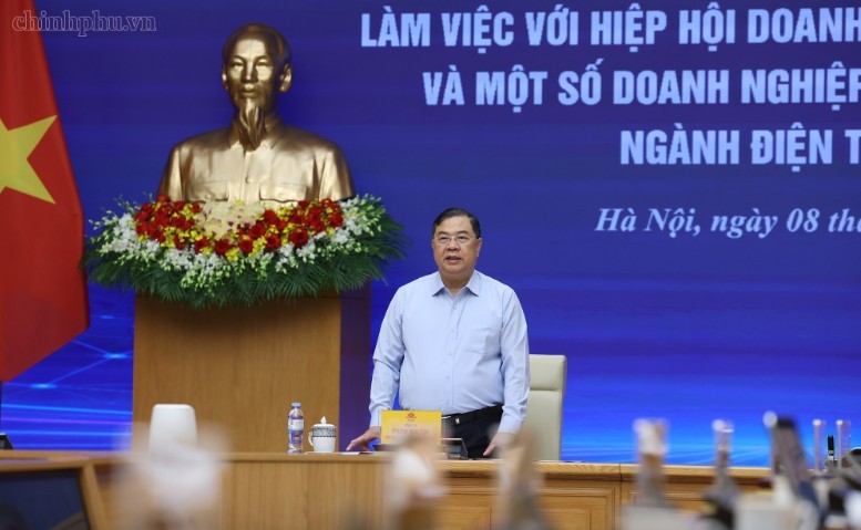 Phó Thủ tướng Thường trực Phạm Gia Túc làm việc với Hiệp hội Doanh nghiệp điện tử Việt Nam và một số doanh nghiệp xuất nhập khẩu lớn trong ngành điện tử, bán dẫn - Ảnh: chinhphu.vn